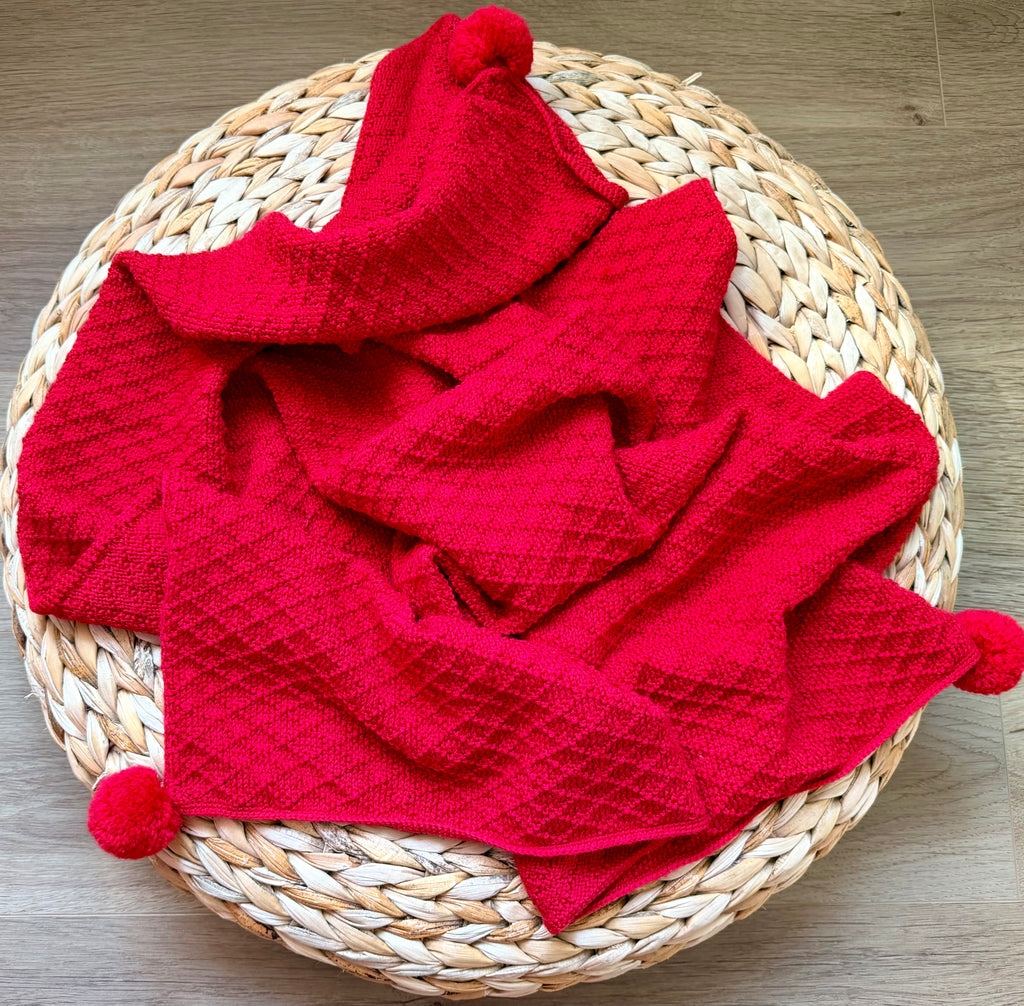 Raudonas merino vilnos pledas su bumbulais