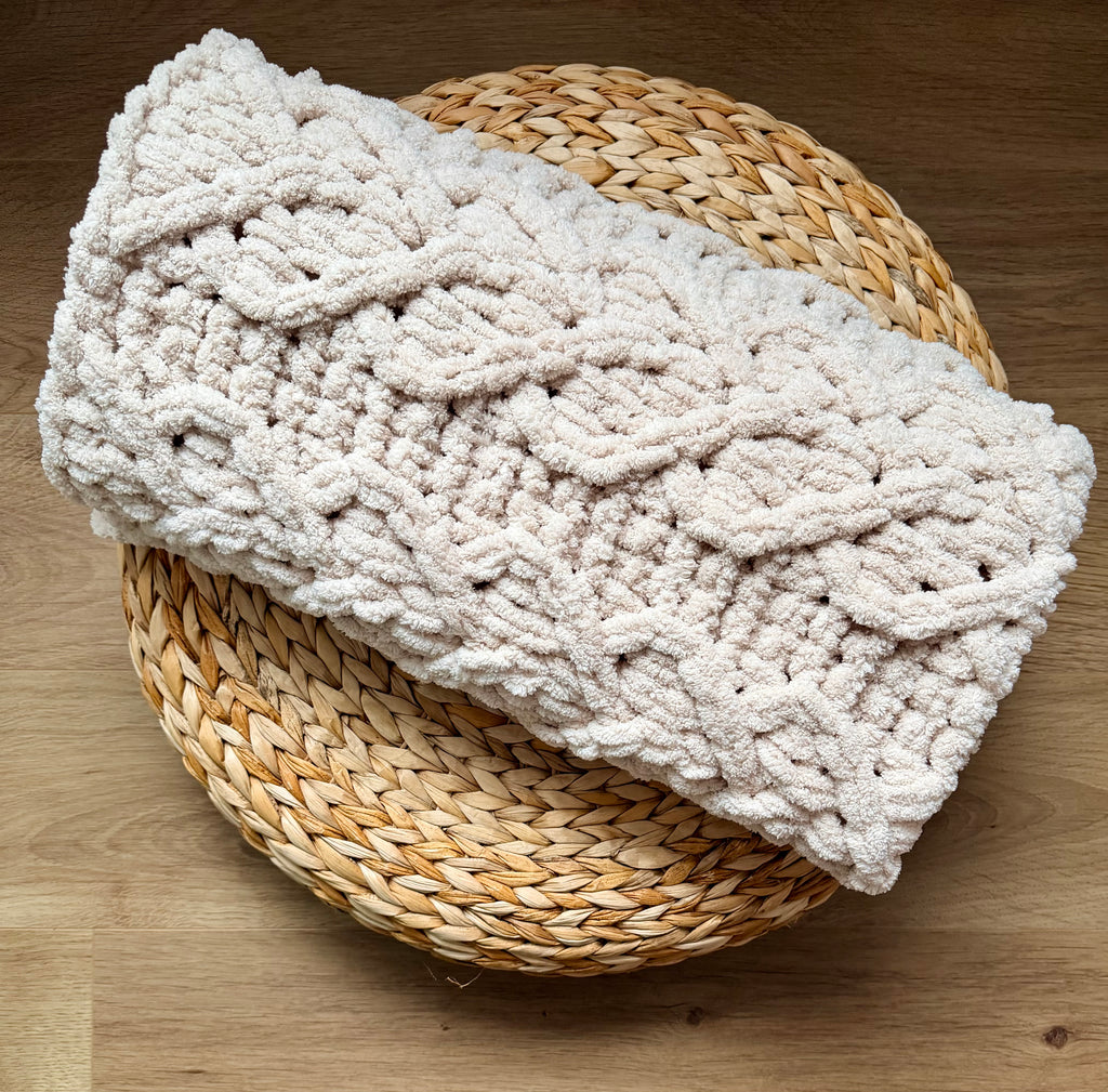 Hand-knitted Puffy blanket "Soft Sand"