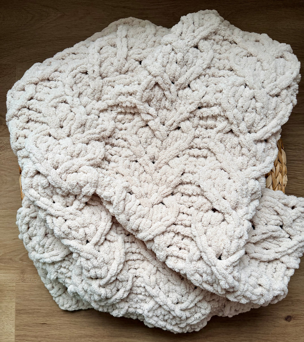 Hand-knitted Puffy blanket "Soft Sand"