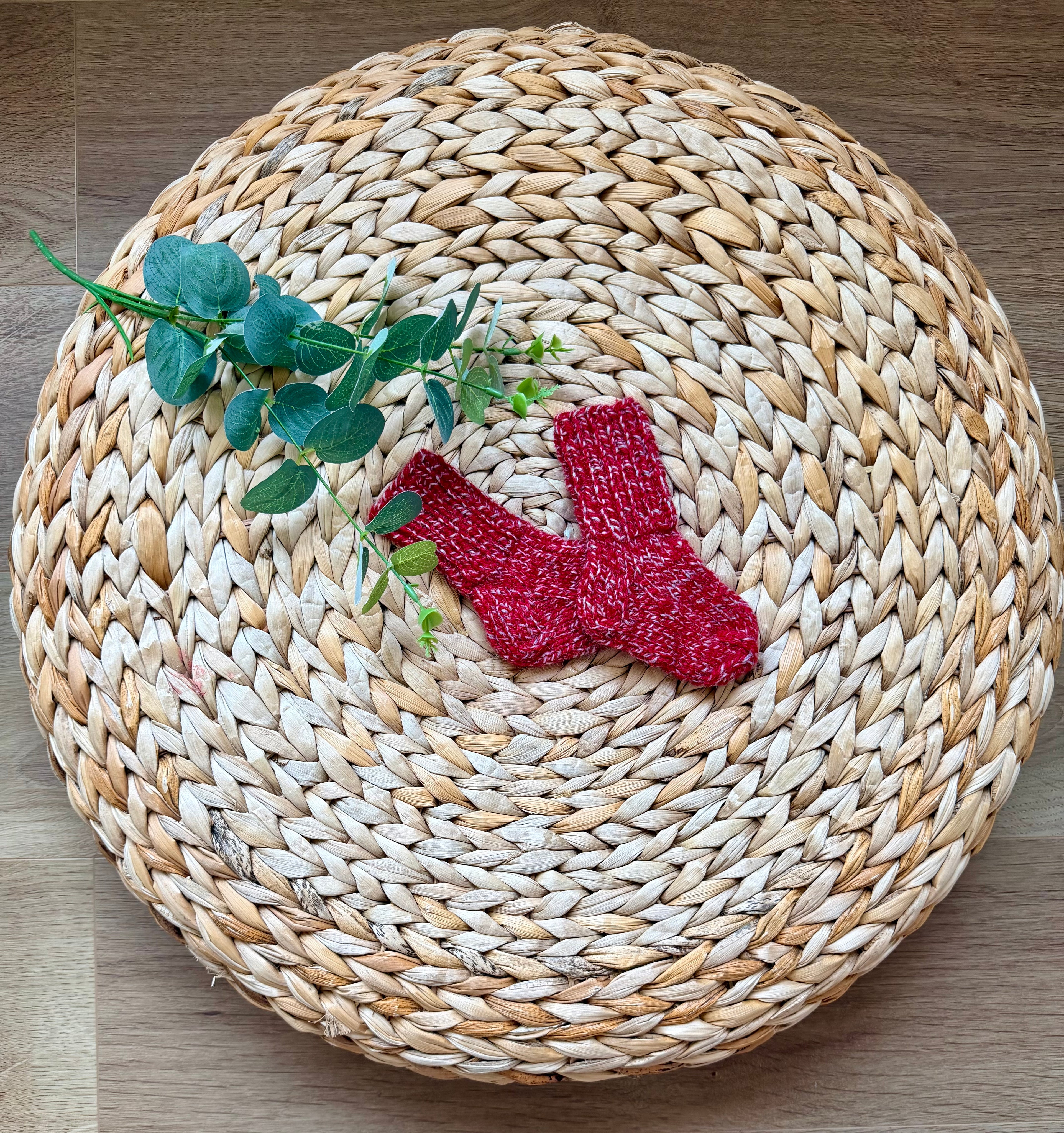 Vilnonės kojinytės naujagimiui „Raudona pasaka“