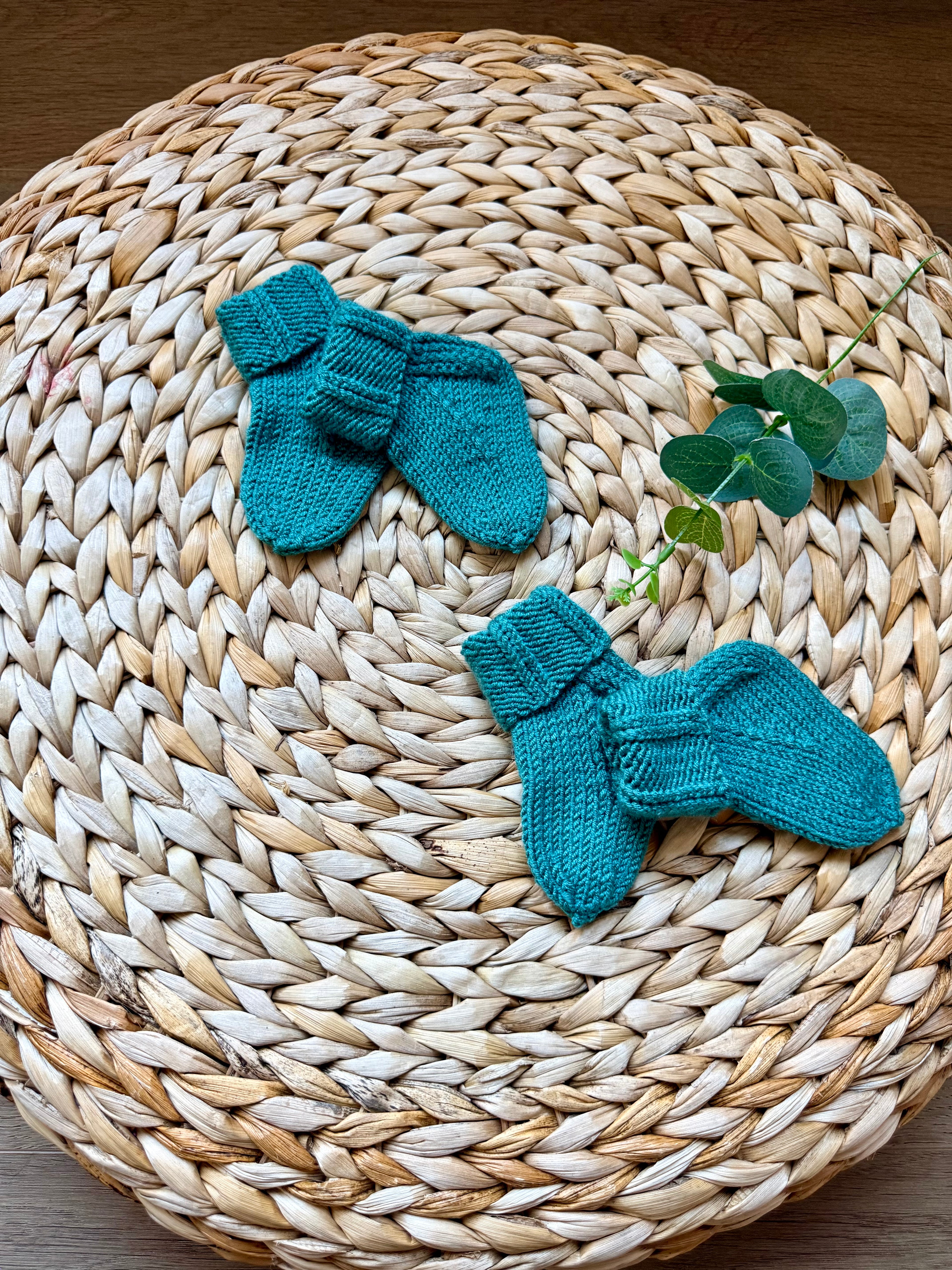 Megztos rankų darbo kojinytės