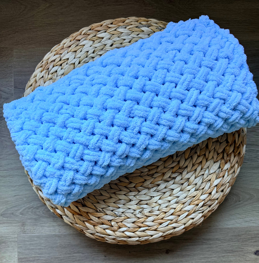 Rankomis megztas pledas „Puffy“ – Sky Blue