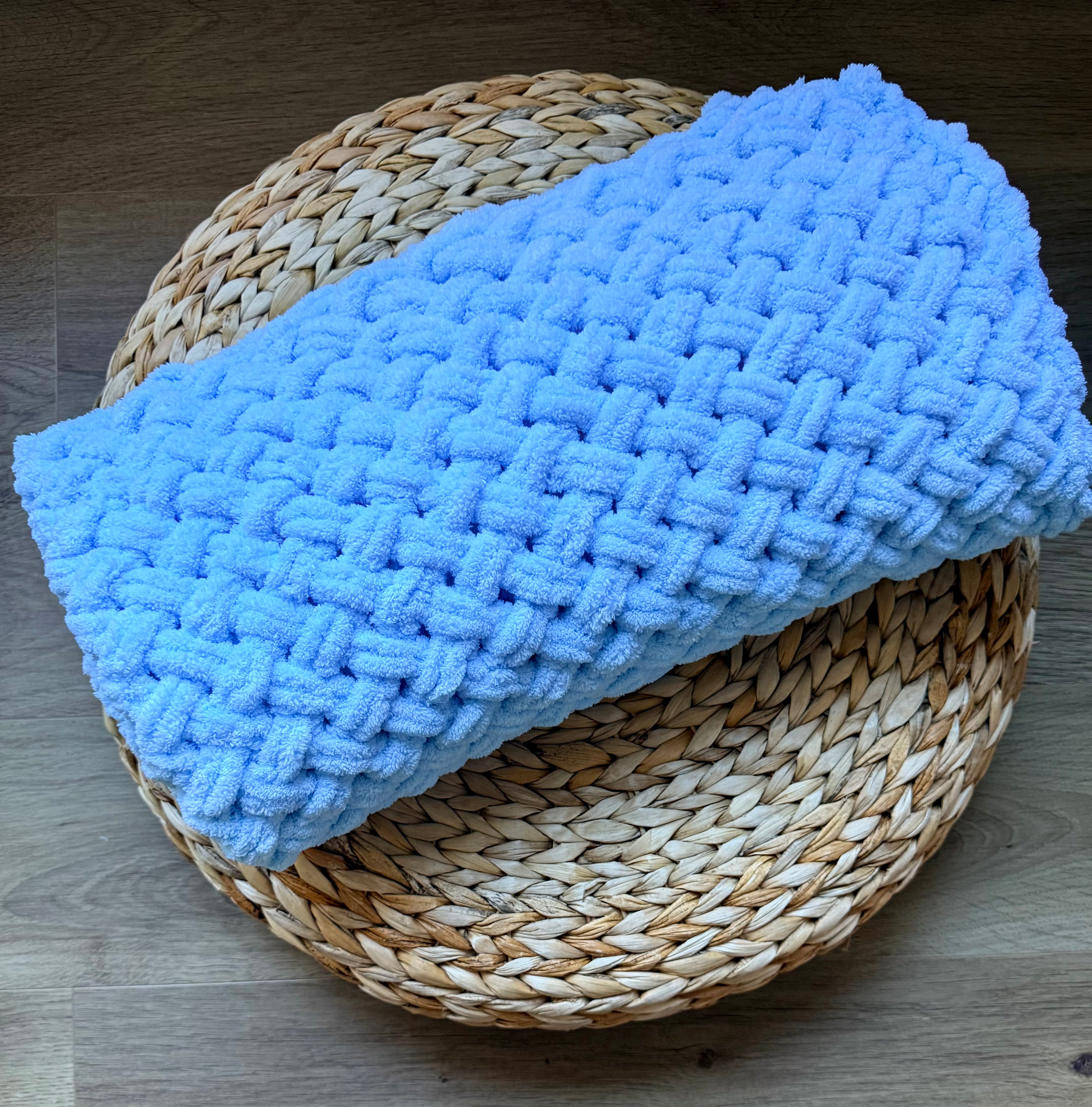 Rankomis megztas pledas „Puffy“ – Sky Blue