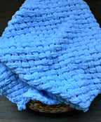 Rankomis megztas pledas „Puffy“ – Sky Blue