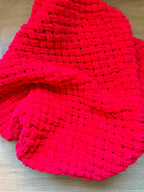 Rankomis megztas pledas "Puffy" - Raudonasis sapnas