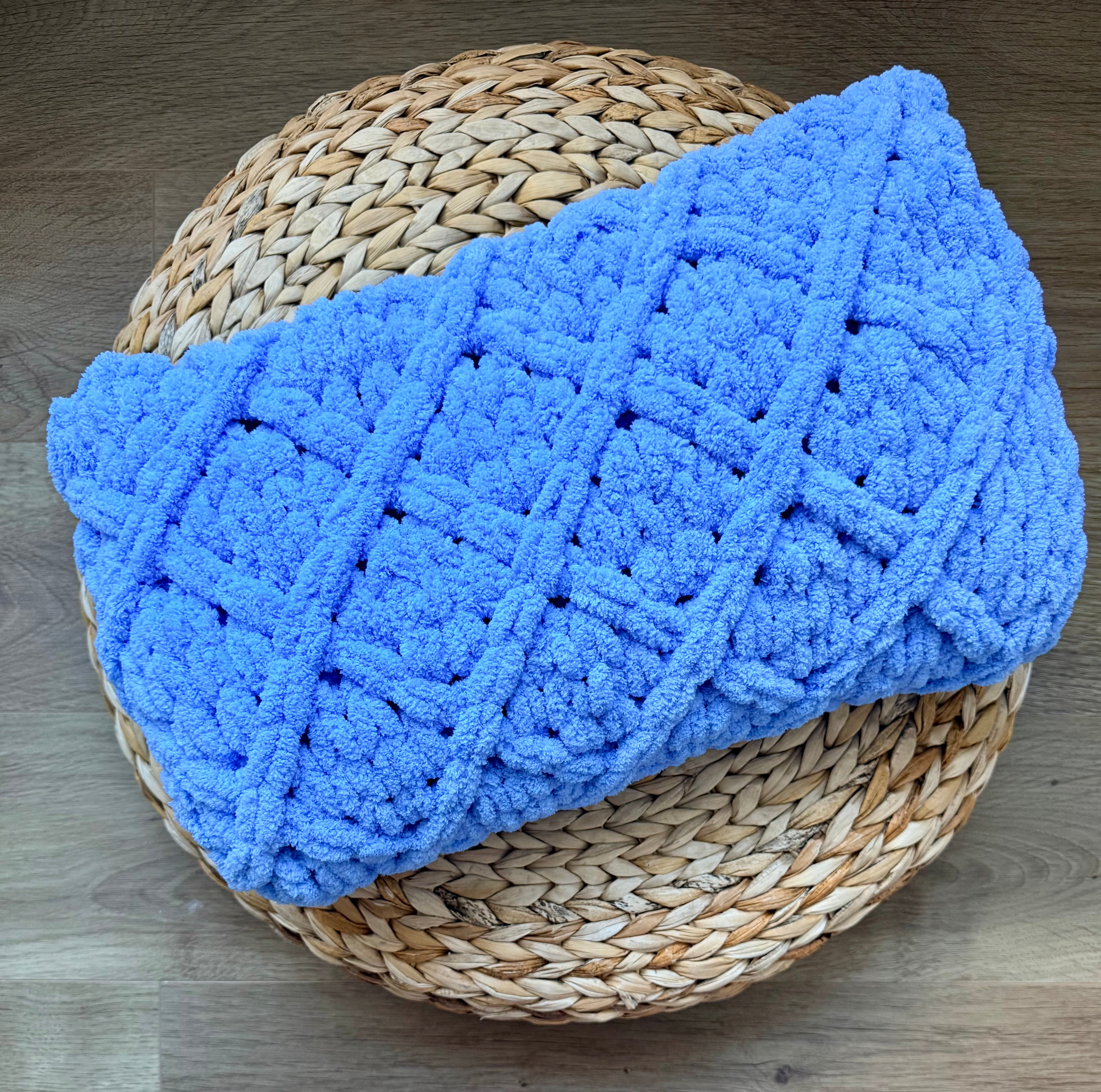 Rankomis megztas Puffy pledas „Blue sky“