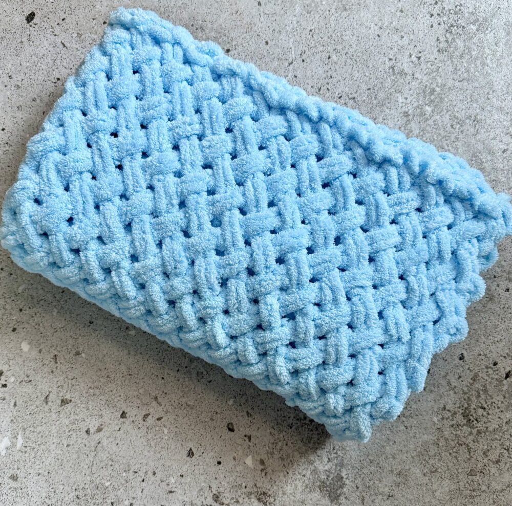 Rankomis megztas pledas „Puffy“ – Sky Blue - Image 2
